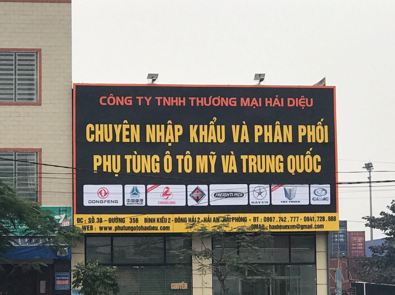 Nhập khẩu và phân phối két nước
